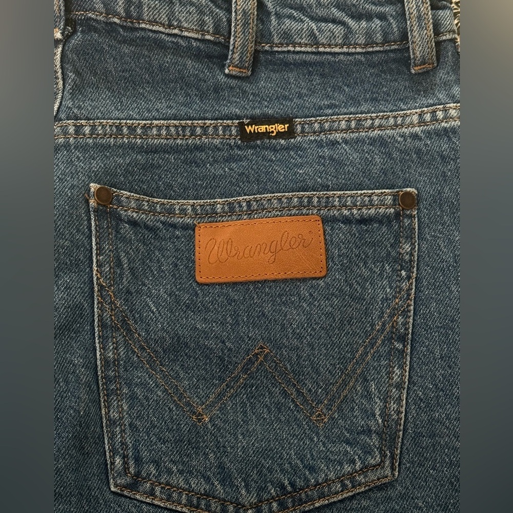 NWOT ✨ WOMEN'S HIGH RISE MID-LENGTH COWBOY SHORT - Picture 3 of 9